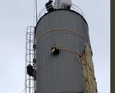 Los bomberos fijan varias chapas de la chimenea de Bridgestone