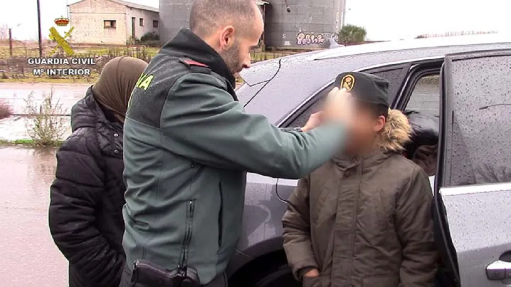La Guardia Civil auxilia a un menor que caminaba perdido por la A-1
