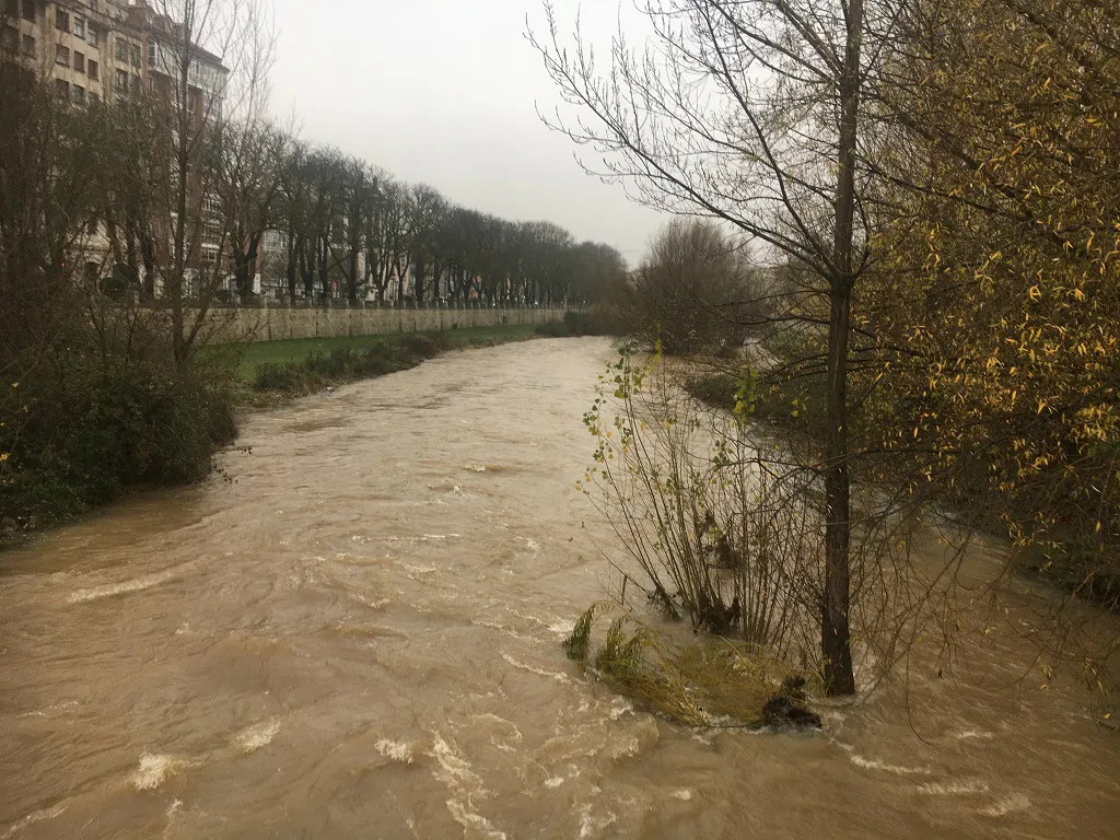 El Arlanzón a su paso por Burgos capital continúa con un cauce alto