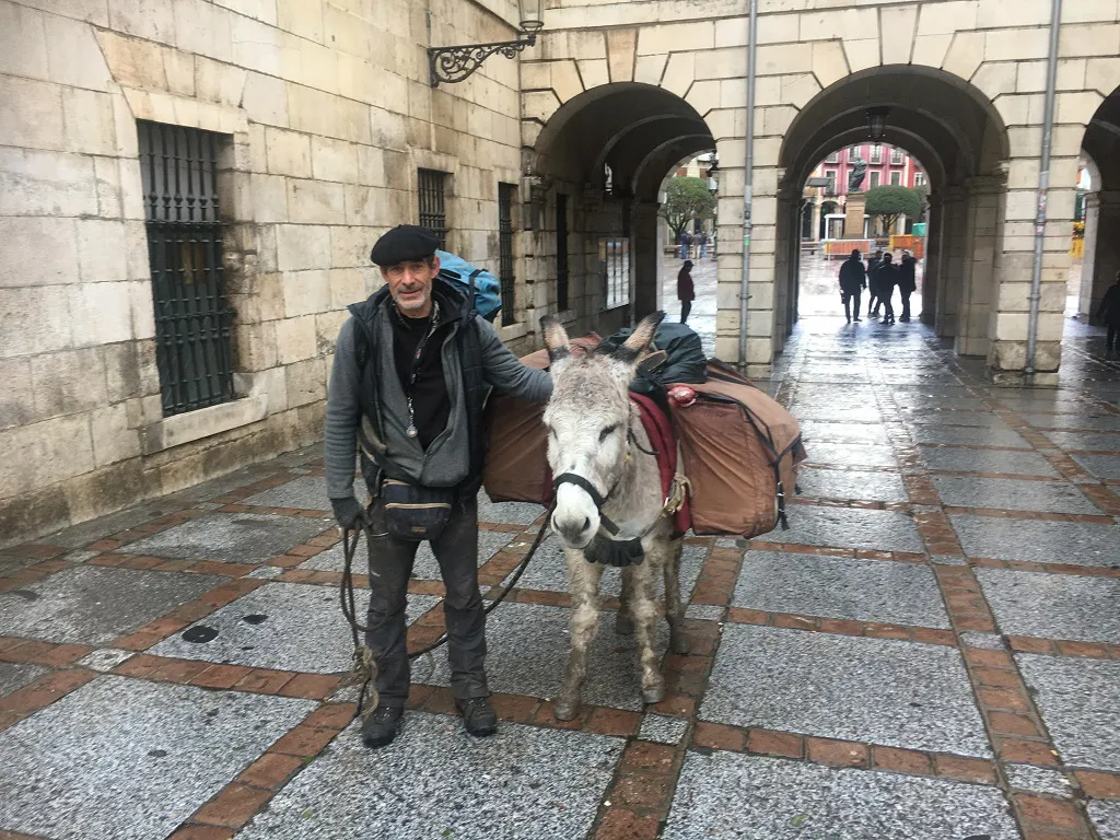 Un peregrino francés desafía al mal tiempo