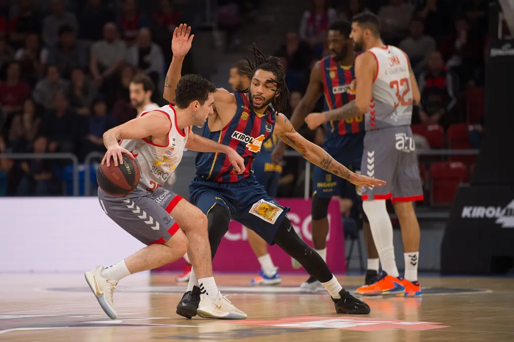 El San Pablo Burgos logra una victoria de prestigio en el Buesa Arena ante Baskonia (74-82)