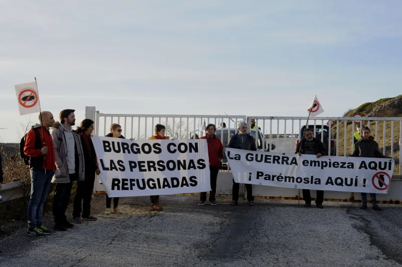 Activistas por la paz se concentran frente a la fábrica de explosivos del Páramo de Masa