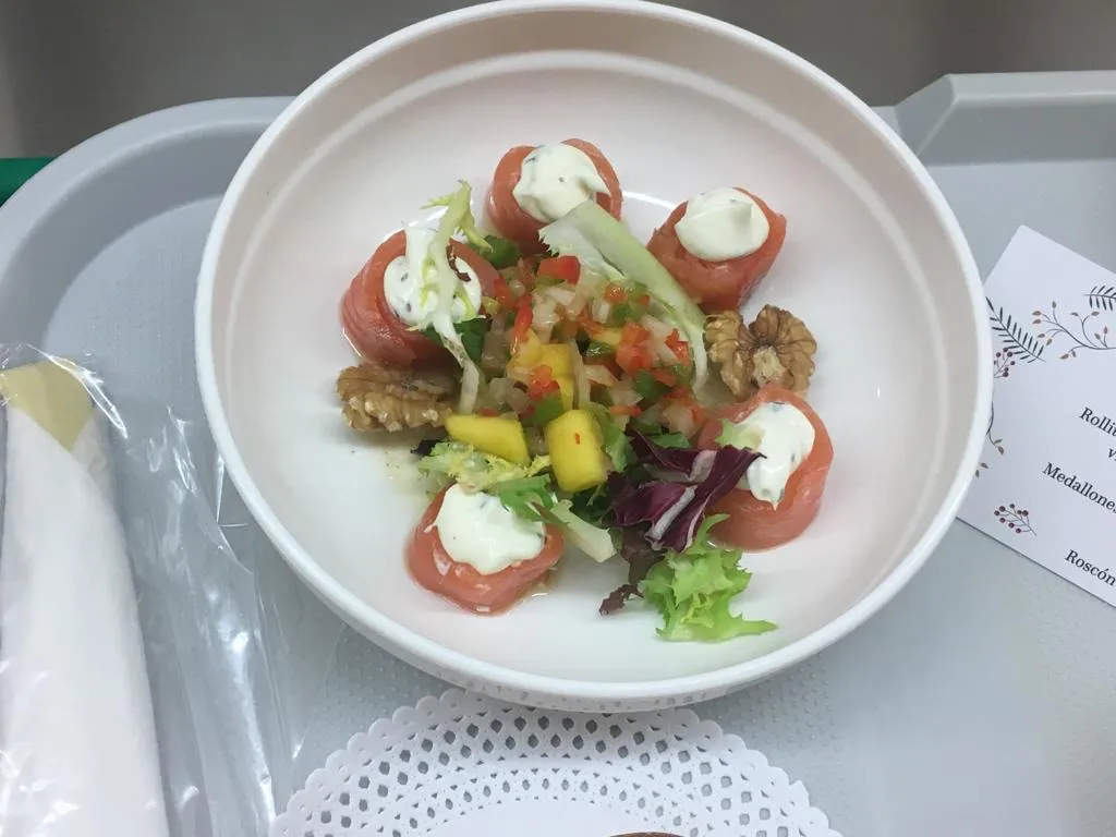 El chef del restaurante La Fábrica, elabora el menú del Día de Reyes para los pacientes del HUBU