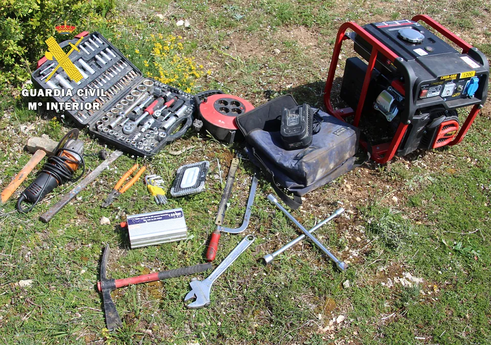 La Guardia Civil investiga a tres personas por robo de campanas en Hozabejas-Rucandio