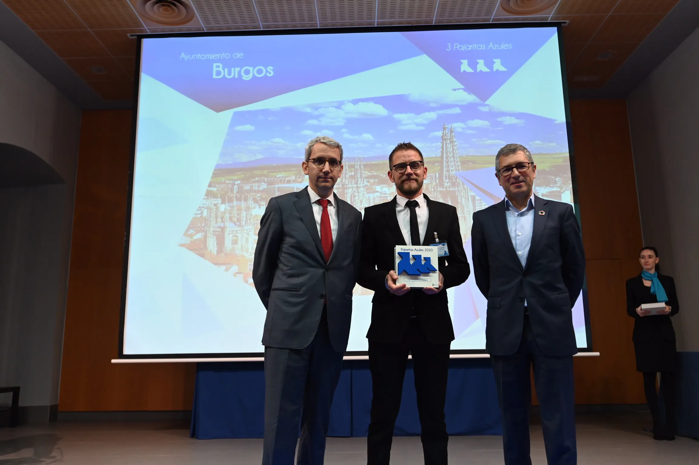 El Ayuntamiento recibe tres pajaritas, el máximo reconocimiento por la excelencia de su gestión de recogida