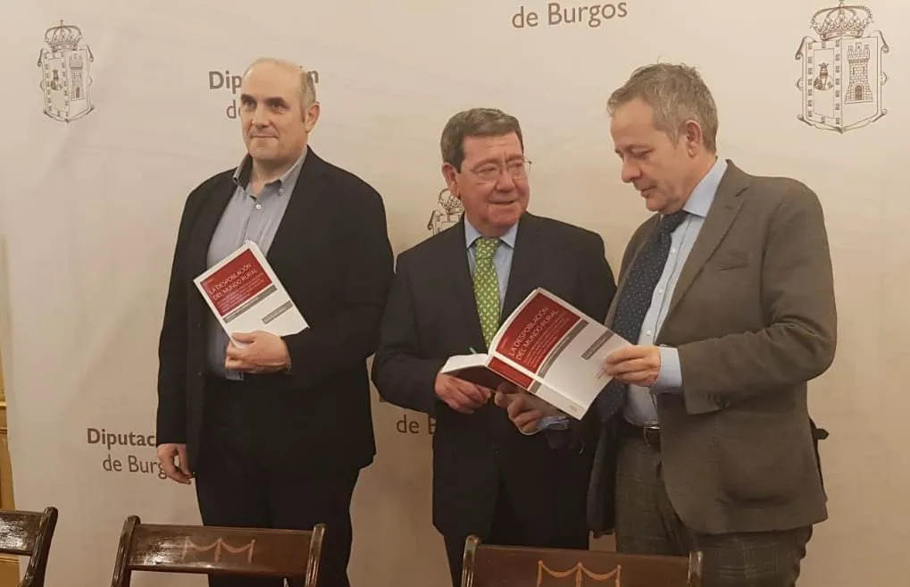 Un grupo de profesores presenta el ‘vademécum’ de la despoblación y aporta soluciones para frenarla