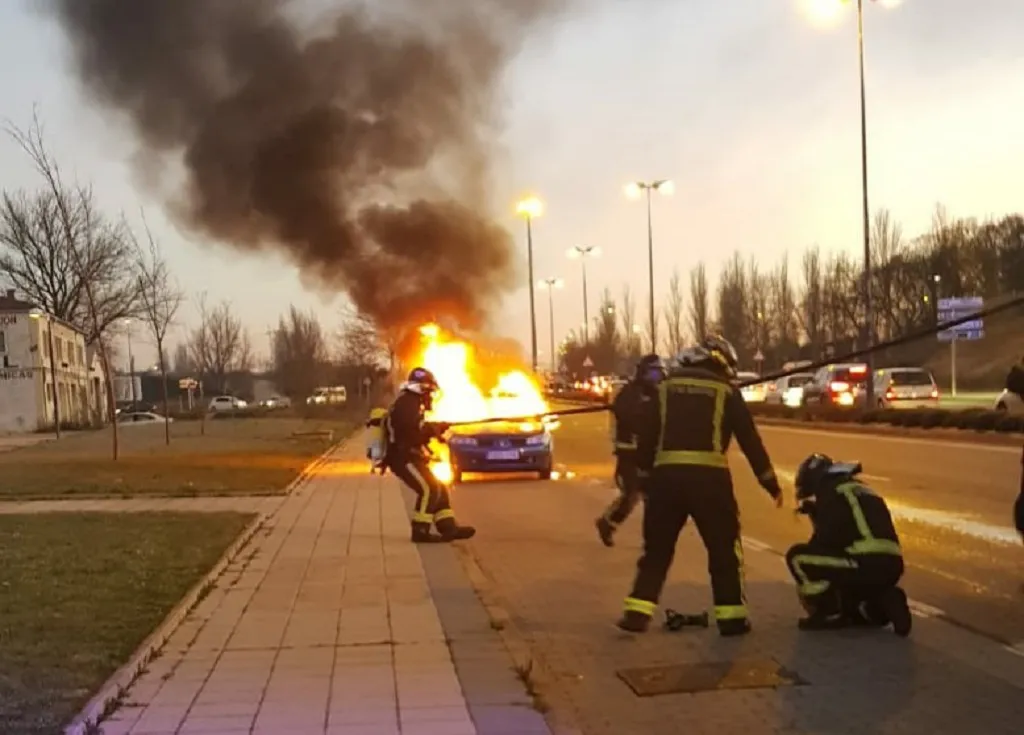 Arde un vehículo en la calle Francisco Salinas junto a la glorieta Juan Gil