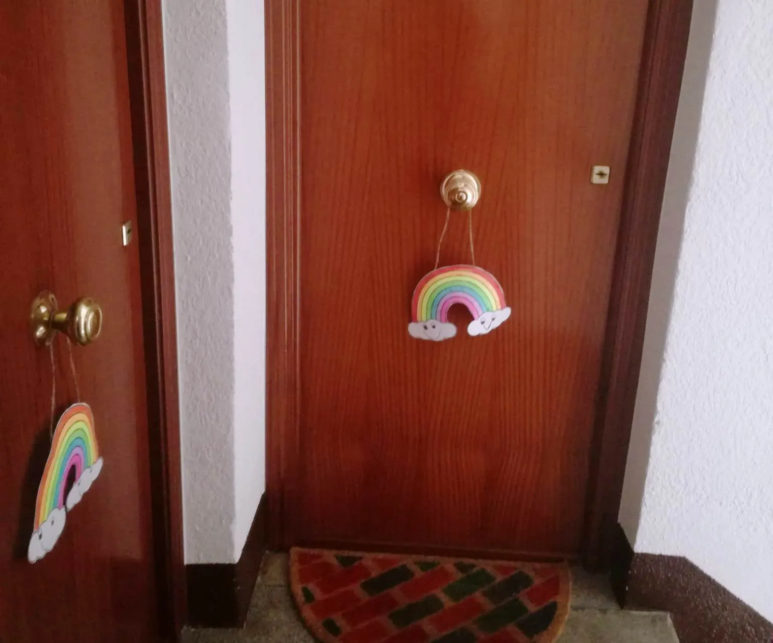 Me quedo en casa Burgos: Una niña de 8 años llena de arcoíris su rellano