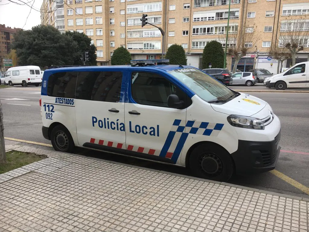La Policía Local reparte mascarillas y batas donadas a FAE por una empresa burgalesa a 22 residencias