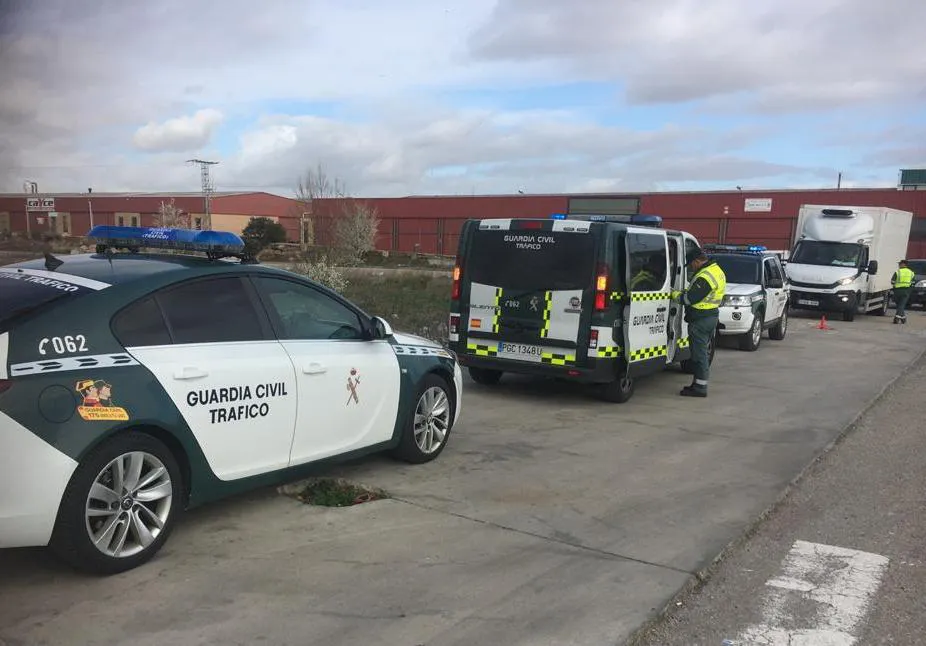 La Guardia Civil intensifica los controles nocturnos en carretera