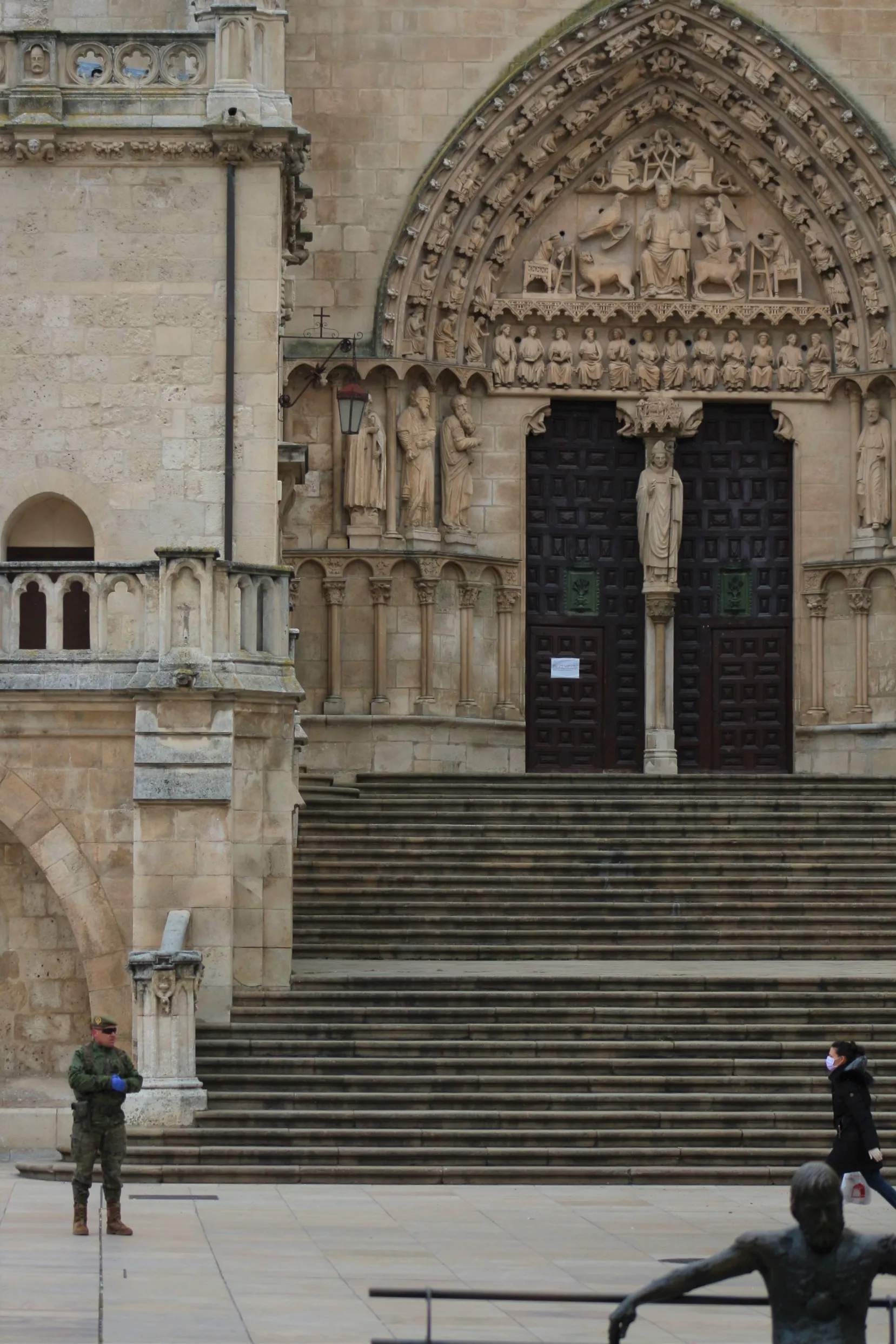 Los militares realizan tareas de desinfección en Burgos