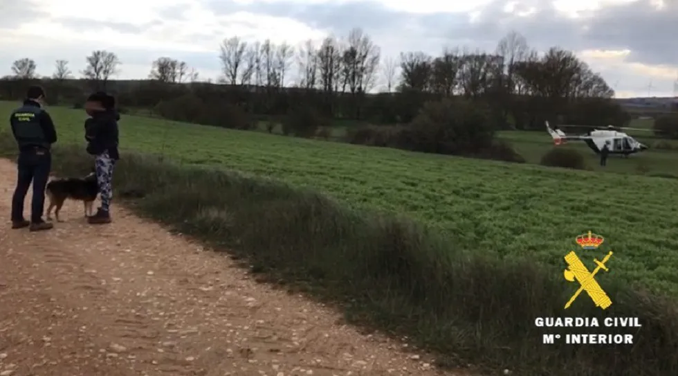 El helicóptero de la Guardia Civil sorprende desde el aire a una mujer paseando por el campo