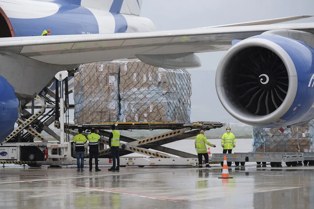 Castilla y León recibe el mayor cargamento de material de protección procedente de China