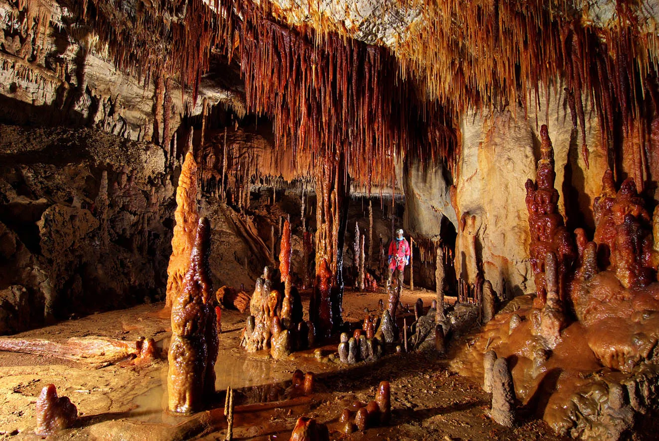 Descubren la posible relación entre el color rojo de las estalagmitas y los cambios paleoclimáticos