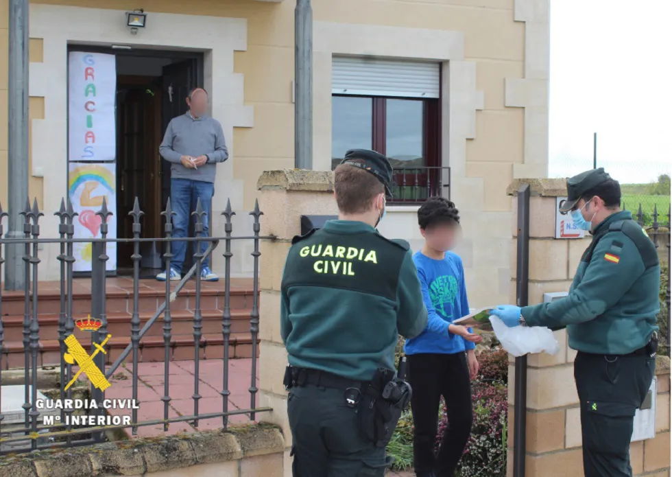 La Guardia Civil colabora con los centros docentes del medio rural para la entrega de material didáctico a los alumnos