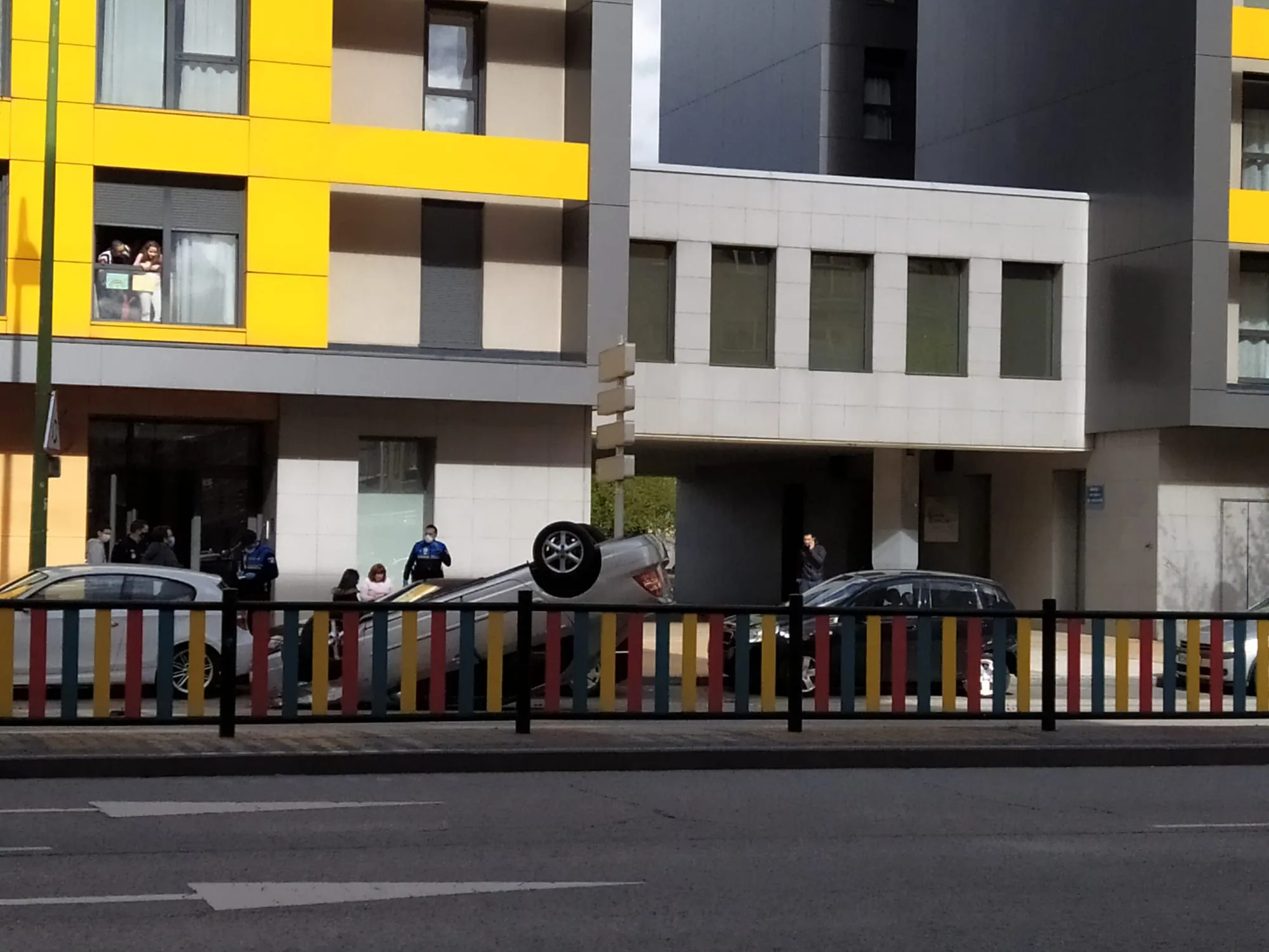 Se despista al volante y vuelca el coche tras un accidente