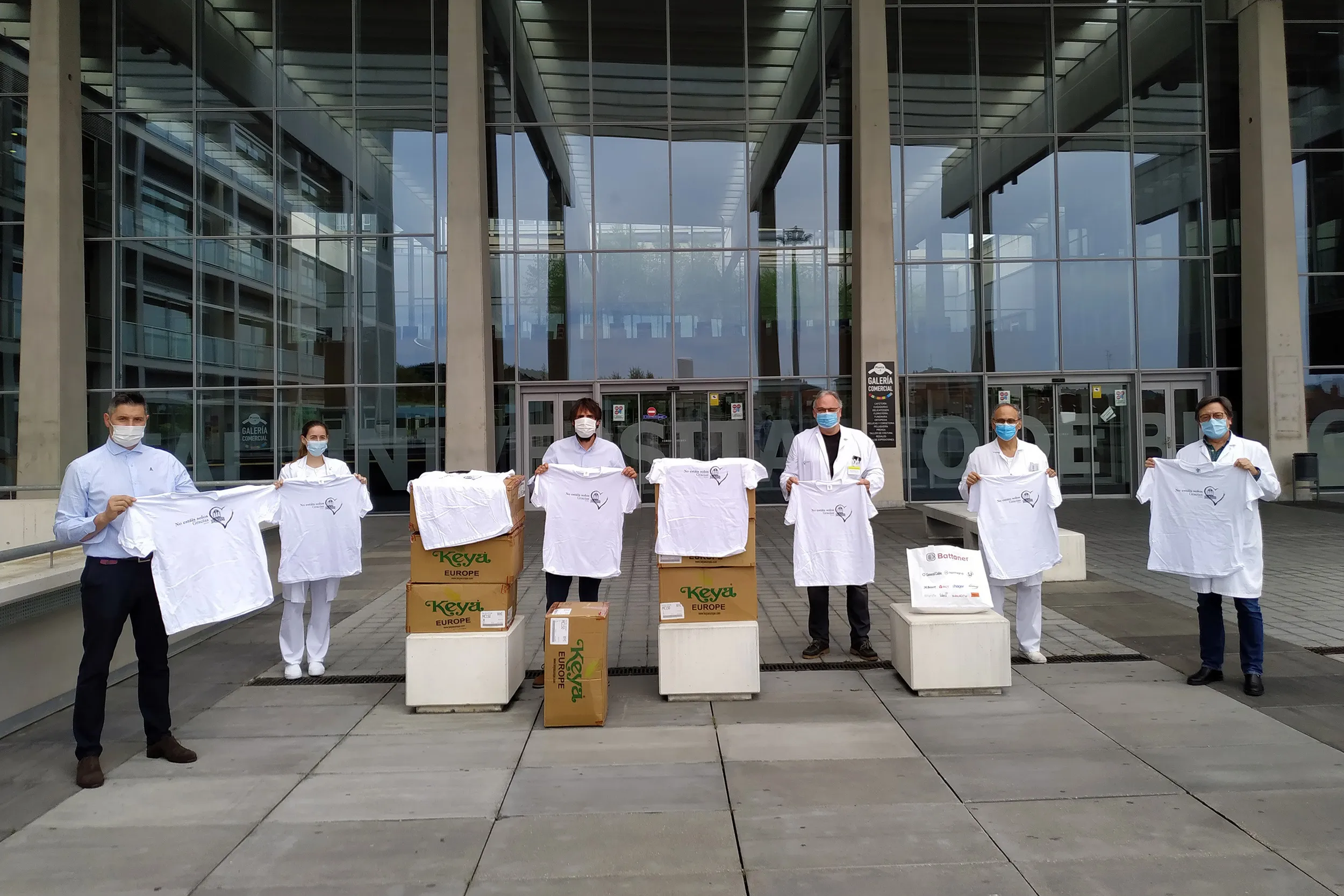 800 camisetas solidarias del San Pablo para los trabajadores sanitarios del Hospital Universitario de Burgos