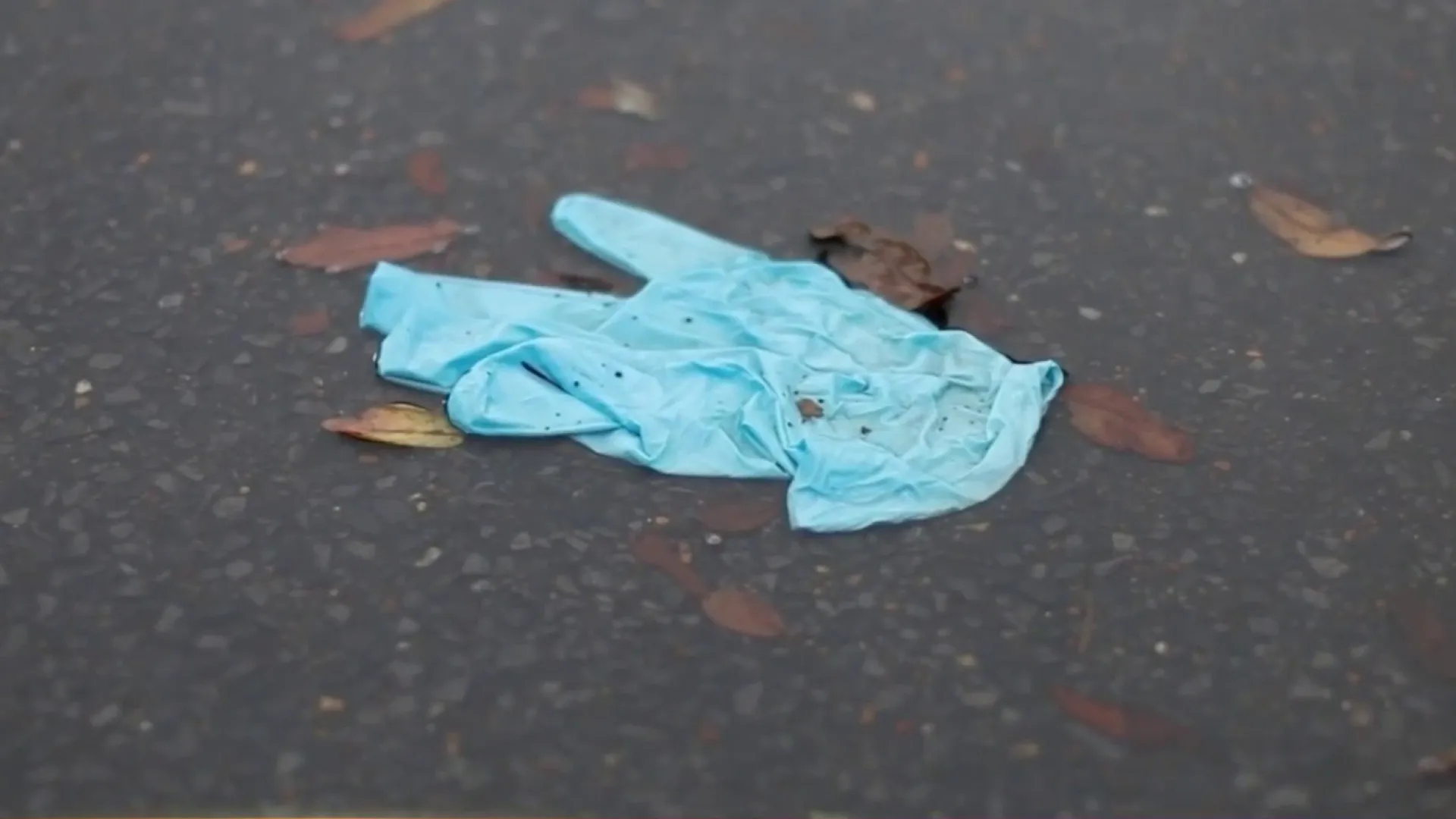 Salir a la calle:sí, tirar mascarillas y guantes en la naturaleza: no