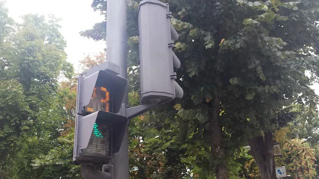 Cuestionan el imperativo legal de la nueva normativa de tráfico en los pasos de peatones semaforizados