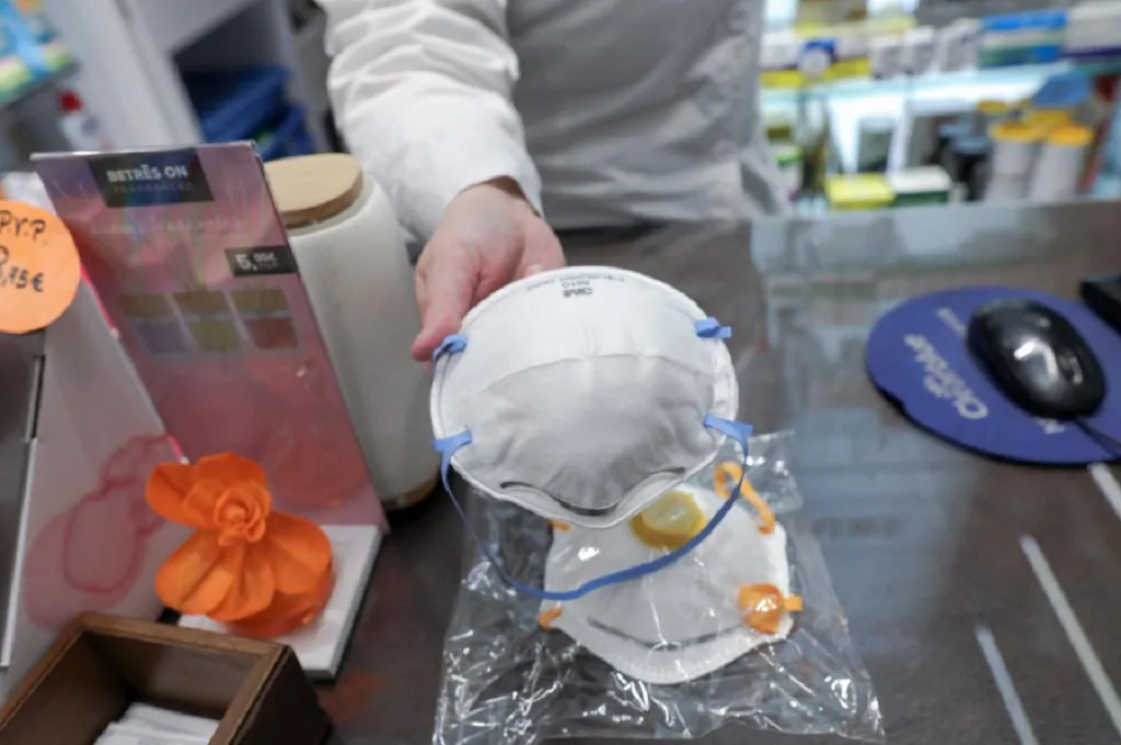 La OCU desaconseja utilizar mascarillas con válvula