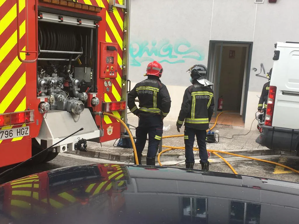 Los bomberos controlan un incendio en unos trasteros de la calle San Francisco