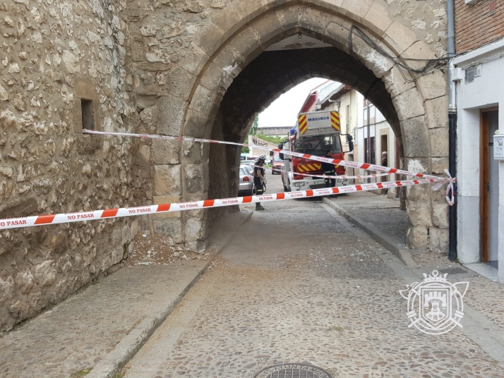 Multarán a los vehículos no autorizados que circulen por el Arco del Amparo de Burgos