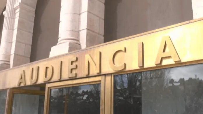 Solicitan 39 años de condena a una madre por prostituir a su hija menor