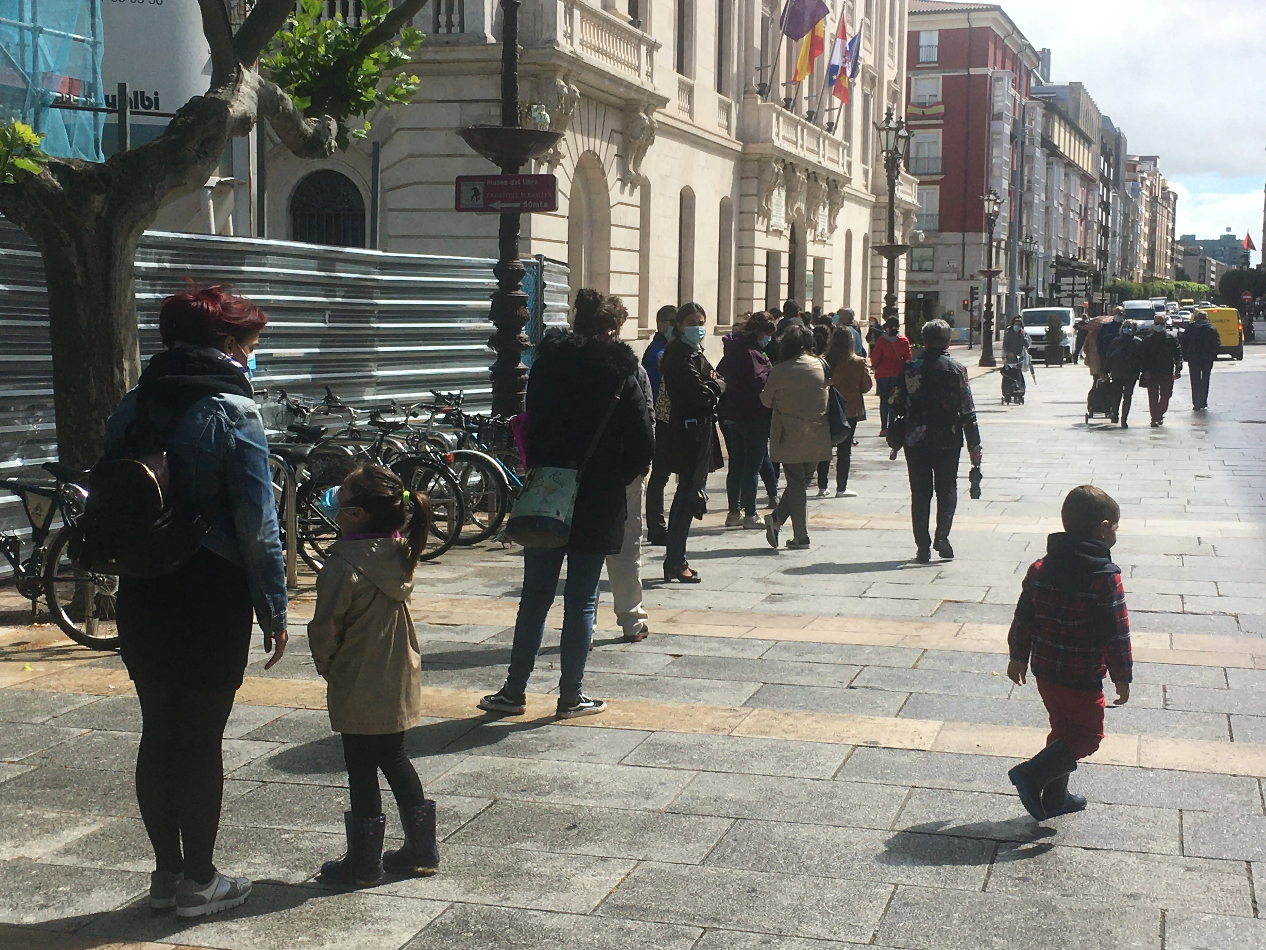 Colas en la Diputación para presentar las instancias a la convocatoria de Empleo