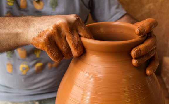 La consejera de Empleo e Industria subraya el potencial de la artesanía como sector dinamizador de la economía y el empleo en el medio rural