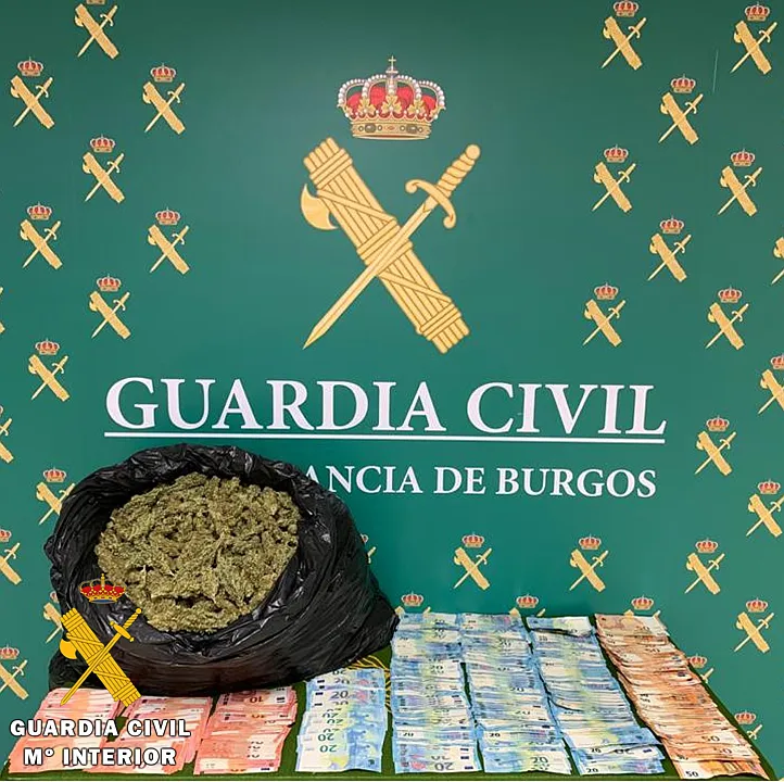 La Guardia Civil aprehende 3.700 gramos de marihuana y 14.940 euros en la A-I