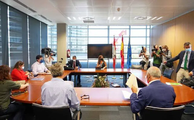 Los complementos autonómicos de los ERTE enfrentan a la Junta con sindicatos y empresarios, que los tachan de insuficientes
