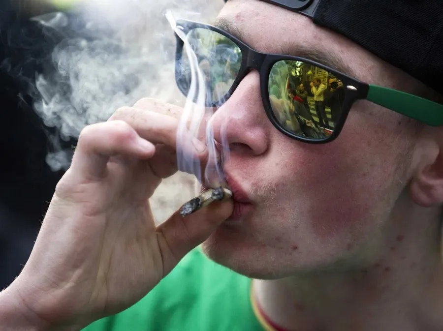 El tabaco incrementa el riesgo de contagio de COVID-19 y empeora el pronóstico para los infectados