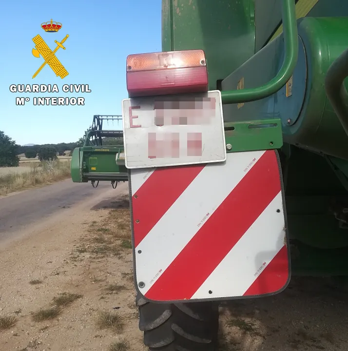 La Guardia Civil investiga al dueño de una cosechadora por falsificar la matrícula