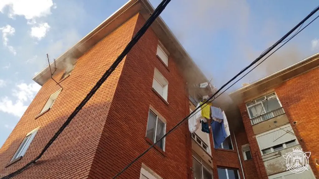 Los bomberos sofocan un incendio en una vivienda de la avenida Conde Guadalhorce