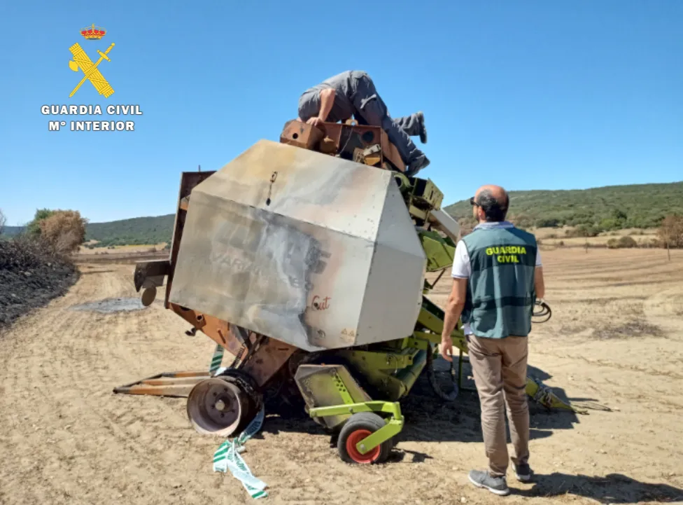 La Guardia Civil investiga al propietario de la empacadora que originó el incendio forestal de Colina