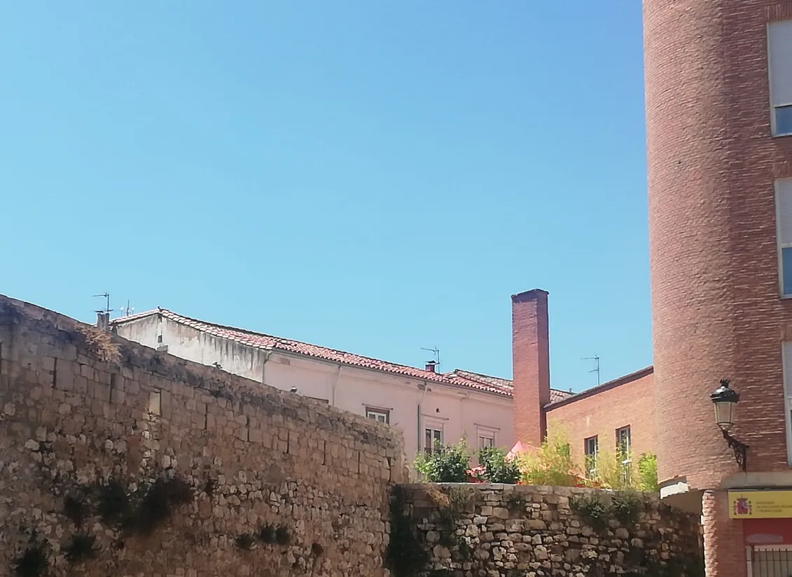 La muralla, ubicada junto a Capitanía, vuelve a lucir sus mejores galas