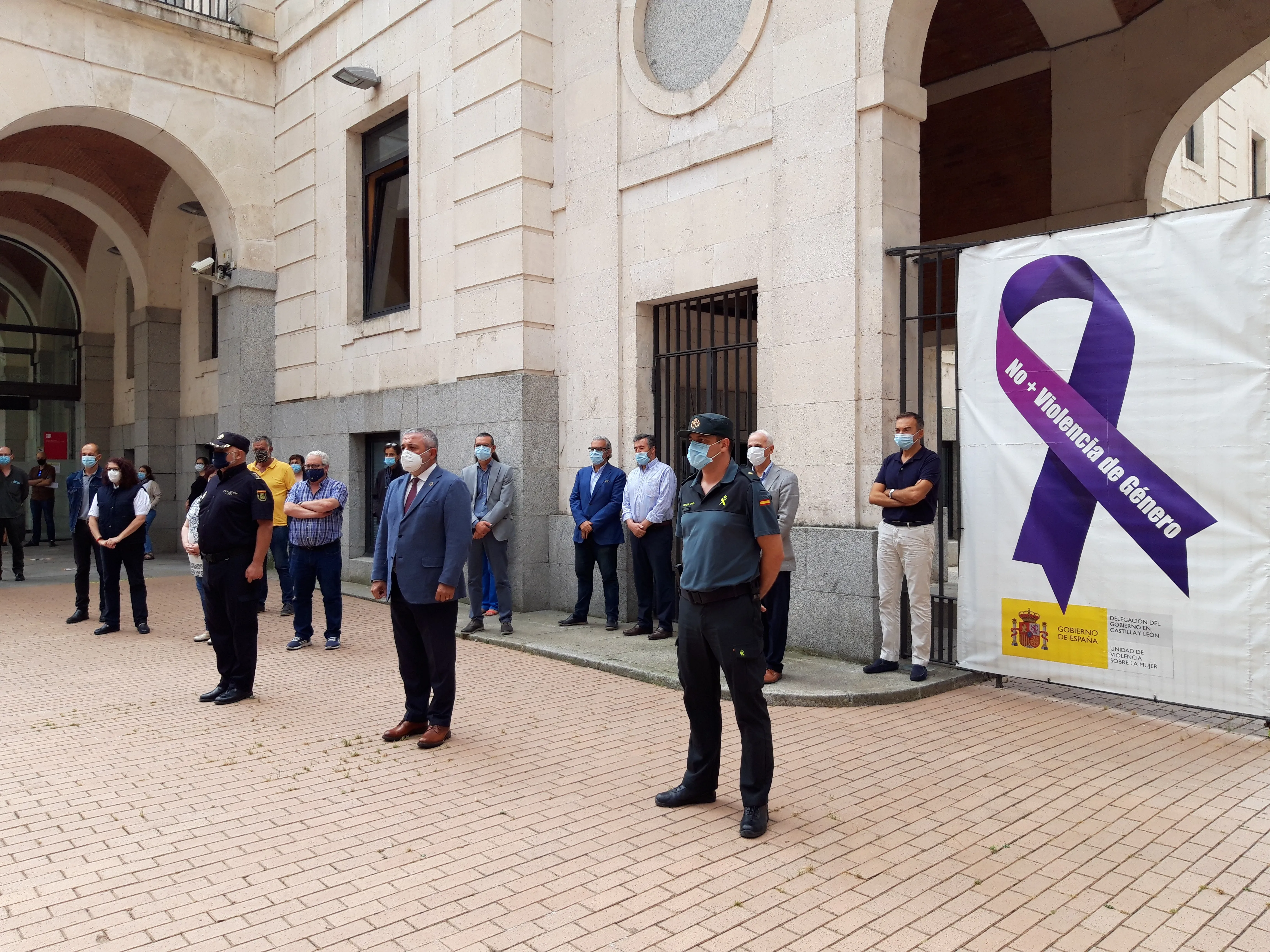 Minuto de silencio en memoria de la mujer asesinada el pasado sábado en Segovia, víctima de violencia de género