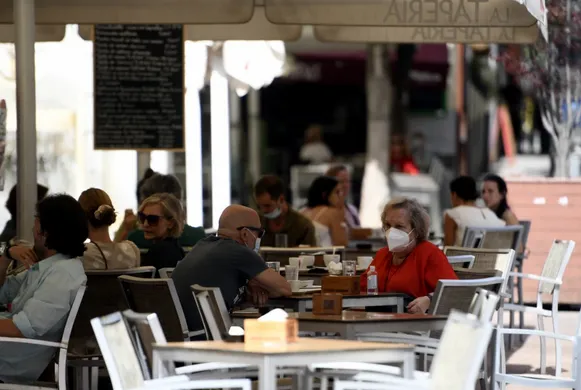 ¿Por qué España sufre los peores rebrotes pese al uso obligatorio y masivo de la mascarilla?