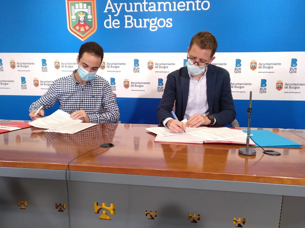 Ayuntamiento y AJE estrechan su colaboración con un convenio valorado en 56.000 euros