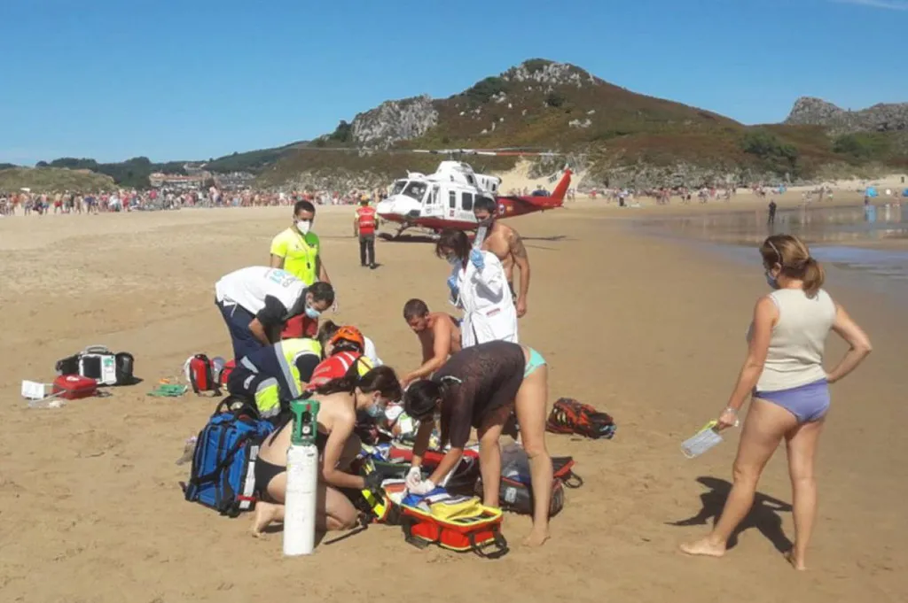 Fallece una mirandesa en la playa de Ris de Noja tras salir del agua