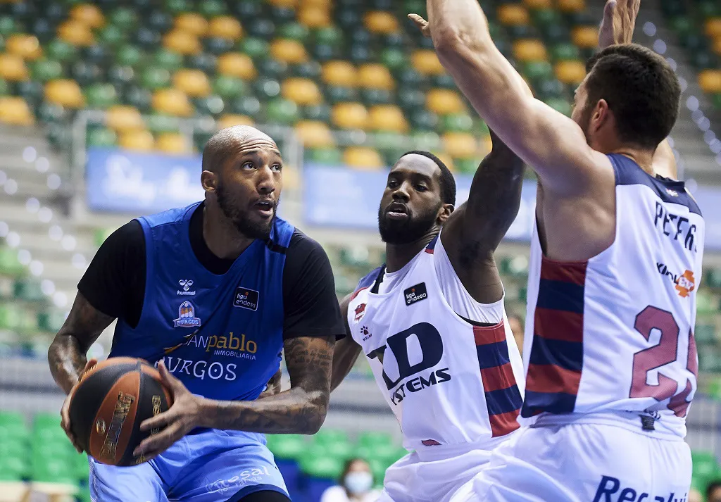 Baloncesto Burgos: El San Pablo Burgos consigue la segunda victoria de la pretemporada ante Baskonia (82-71)