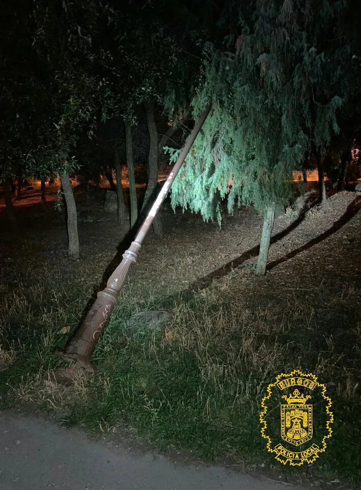 La Policía localiza a unos jóvenes que arrancaron del suelo una farola de La Quinta