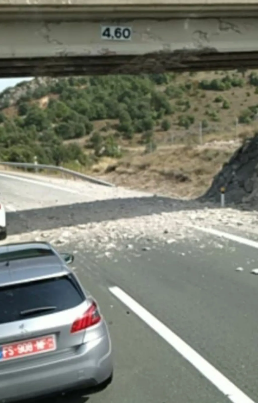 El choque de un transporte especial con un puente corta la A-1 a la altura de Pancorbo