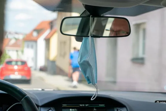 ​¿Es legal llevar la mascarilla colgando del espejo retrovisor cuando vas en el coche?