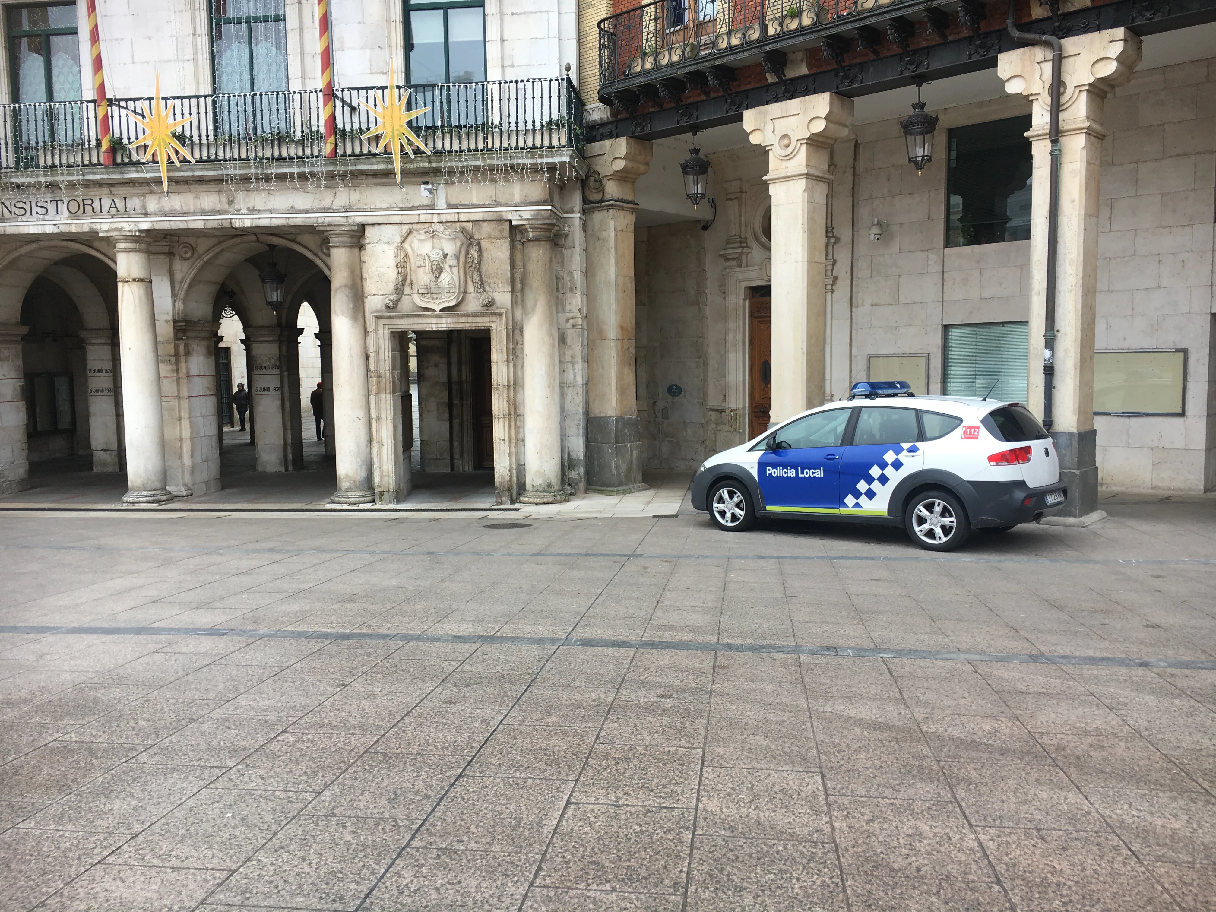 Detenidos por mear, patear un coche patrulla y agredir a tres policías