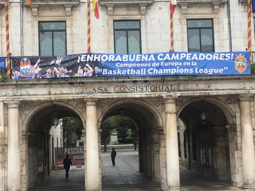 Foto 9 - Baloncesto Burgos: El Cid se pone su equipaci&oacute;n para recibir a los campeones de Europa