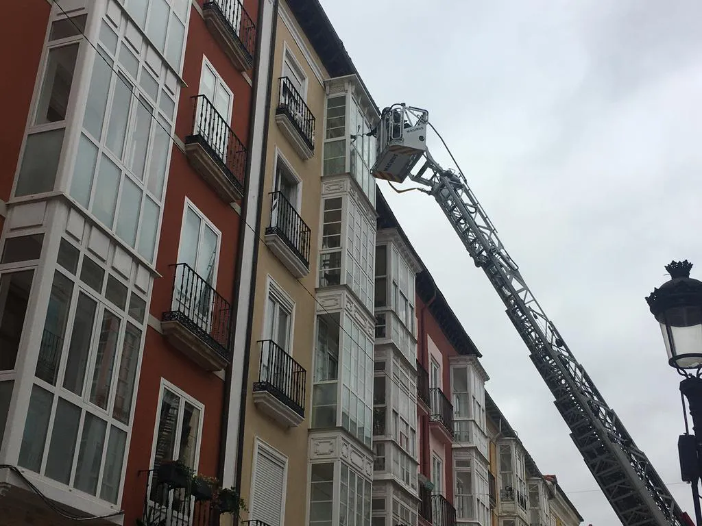 Los bomberos asisten a una persona en su domicilio