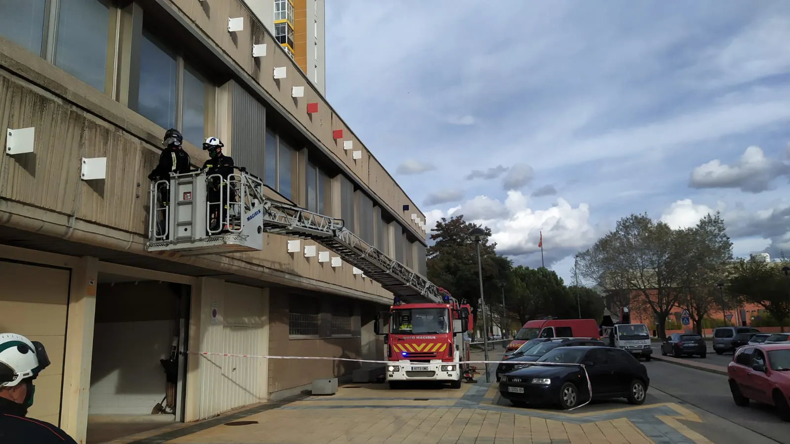 Los bomberos actúan en la Plaza Pedro Maldonado por la caída de placas de metal