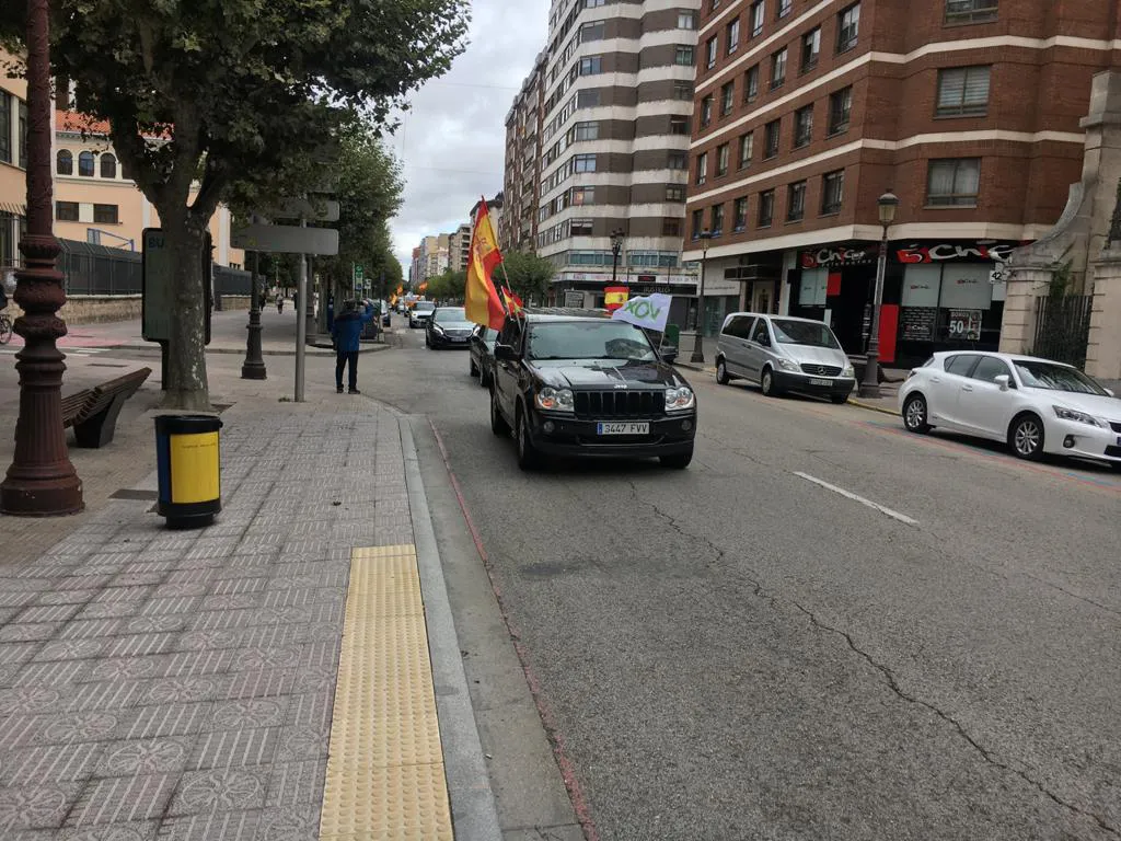Burgaleses acuden a la llamada de Vox para manifestarse en contra de un Gobierno criminal y totalitario