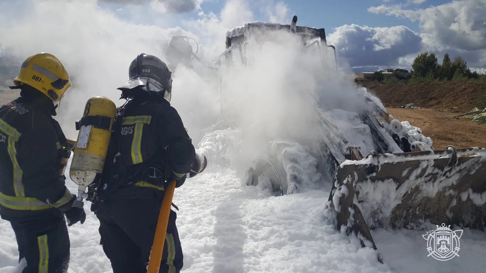 Los bomberos apagan una maquinaria ardiendo cerca de la Universidad